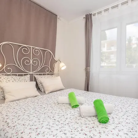 Mediterranean Terrace With Bbq, Swimming Pool And Sea View Apartman Njivice