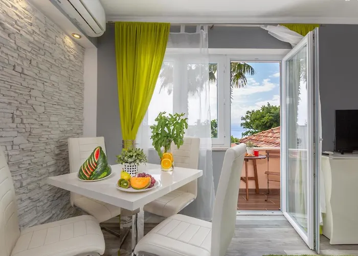 アパート Mediterranean Terrace With Bbq, Swimming Pool And Sea View ニヴィーチェ